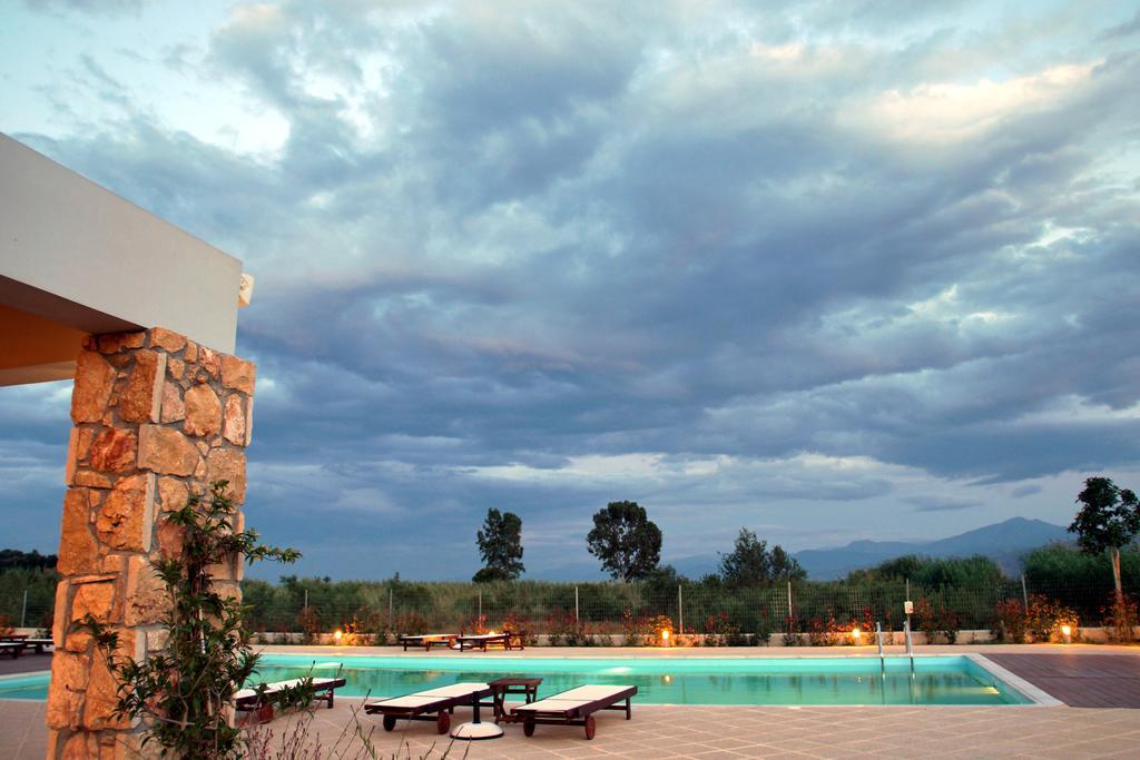 Cavos Fokidos Aparthotel Chiliadou  Bagian luar foto